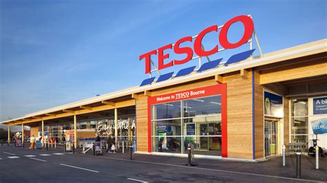 Are tesco - Tesco actually has very few warehouses compared to other retailers. That’s because Tesco uses a just-in-time inventory system, which means that goods are delivered to stores only when they are needed. This system is made possible by Tesco’s efficient distribution network. Goods are delivered to stores from a central distribution centre ...